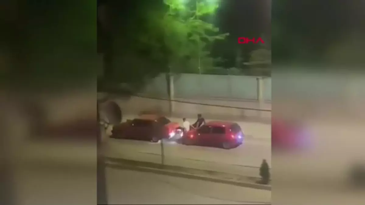 Elazığ’da arızalanan otomobili kaputuna oturup ittiler