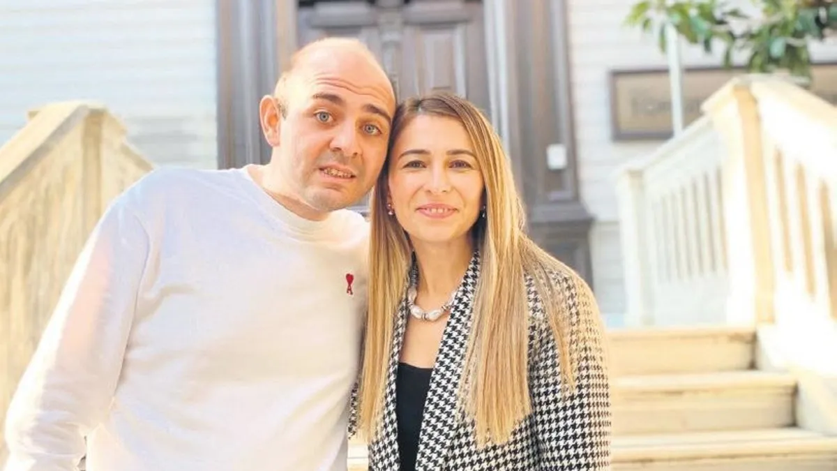 Otizmli kardeşinin öğretmeni oldu