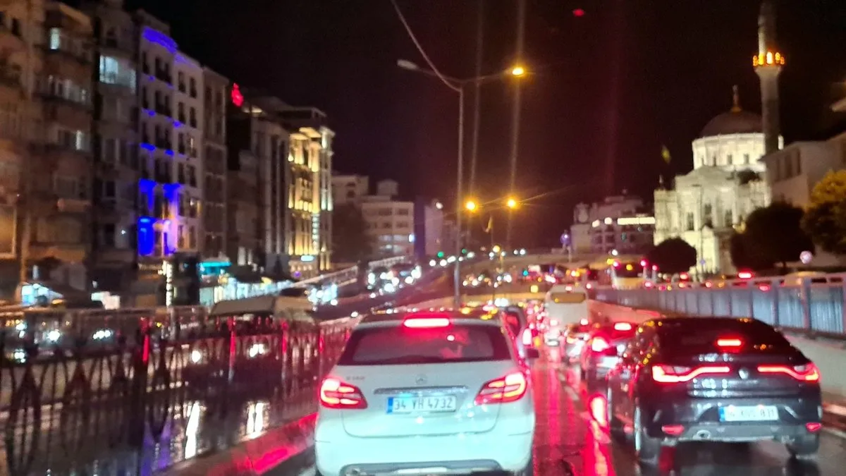 Yağışla birlikte trafik durma noktasına geldi yoğunluk yüzde 90’a ulaştı