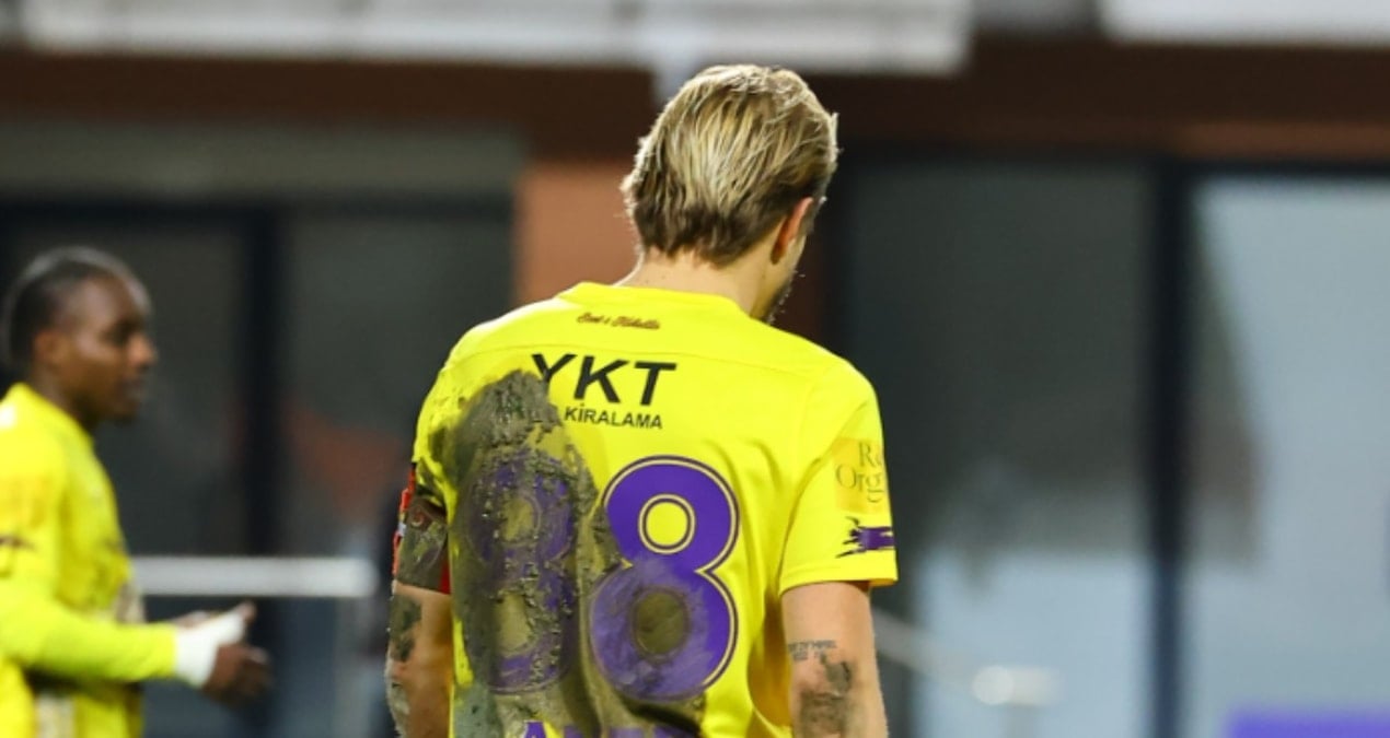 Caner Erkin taç atışı kullanırken kırmızı kart gördü