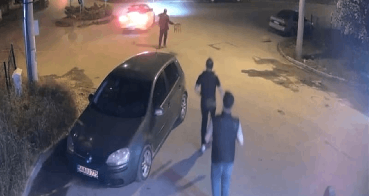 Drift yapan sürücünün otomobiline tabure fırlattı