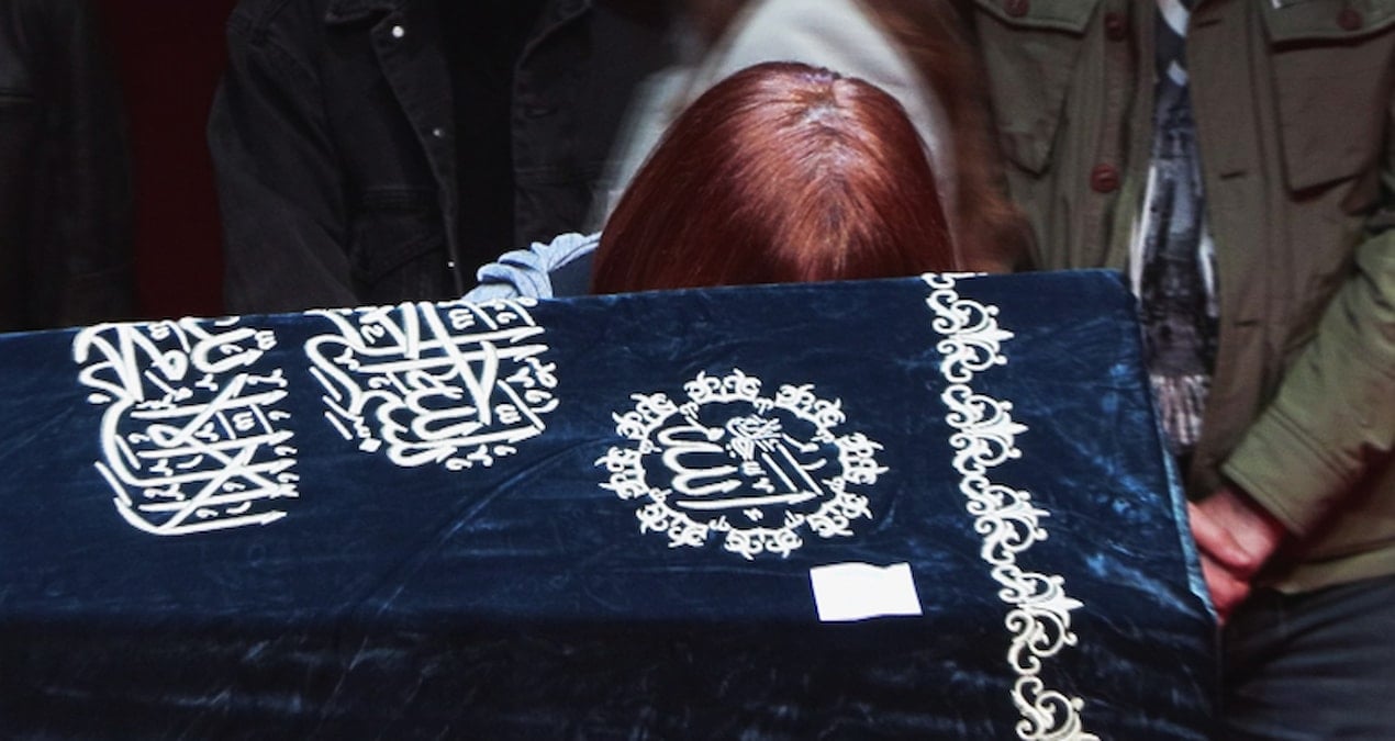 Naşit Özcan’a veda… Eşi tabutunu öperek uğurladı
